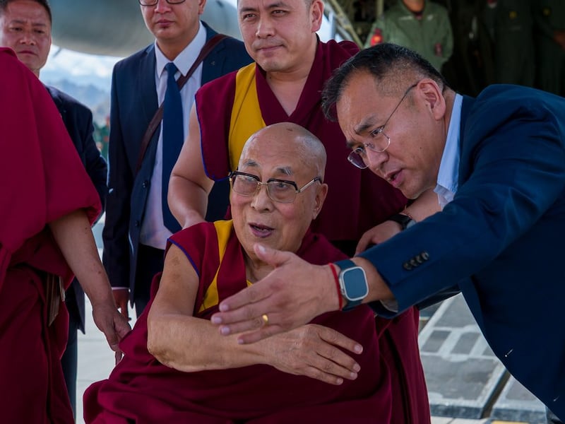 ༧གོང་ས་མཆོག་ལ་དྭཊ་སུ་༧ཞབས་སོར་འཁོད་ཅིང་། སྐུ་ཁམས་ཧ་ཅང་ཡག་པོ་ཡོད་ཅེས་གསུངས་པ།