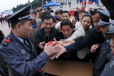 Bao cao su được phát không cho mọi người nhân ngày Một gia đình một con. AFP