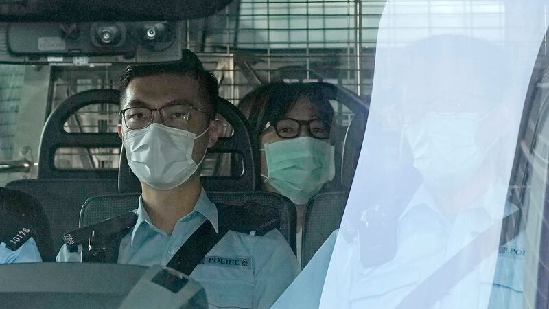 2021 年 9 月 10 日，香港支联会副主席邹幸彤（中）在警车前往法庭，她被指控“ 煽动颠覆国家政权罪”。（美联社）