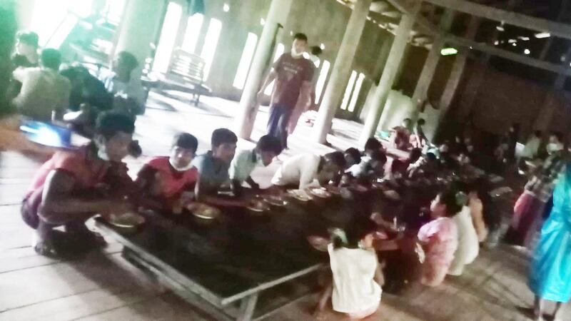 ဧရာဝတီတိုင်း မြောင်းမြမြို့နယ်၊ ငါးမြင်းချောင်းကျေးရွာအနီးတွင် ၂၀၂၂ ခုနှစ် စက်တင်ဘာ ၁၉ ရက်နေ့က ‌ဖမ်းဆီးခံခဲ့ရသည့် ရိုဟင်ဂျာများအား တွေ့ရစဉ်။ (Photo: SKA)