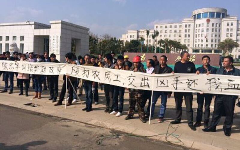 2015年2月2日，農民工在市政府外抗議期間，遭大批特警前來鎮壓，有工人被按倒地上。（工人攝）