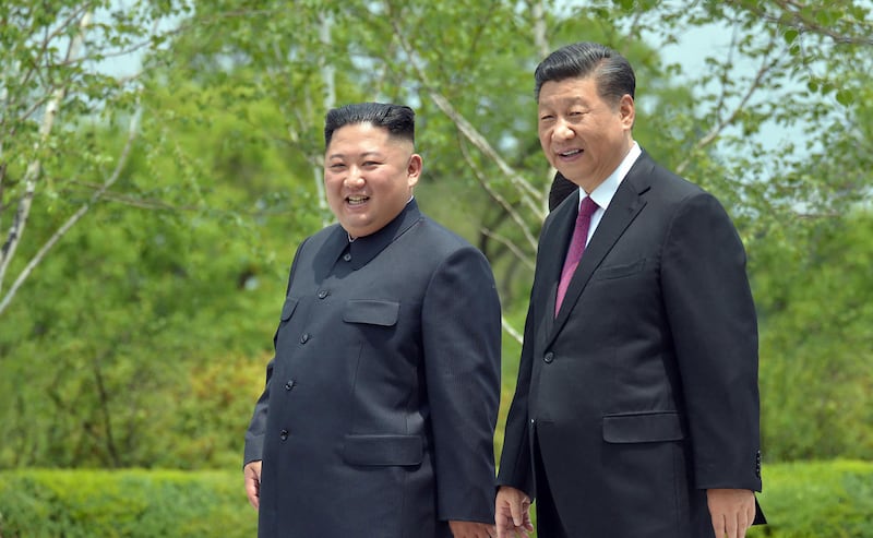 2019년 6월, 시진핑 중국 국가주석(오른쪽)과 김정은 북한 국무위원장(왼쪽)이 평양 금수산영빈관에서 함께 걷고 있다.