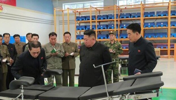 김정은 북한 국무위원장이 현대화 공사가 진행중인 묘향산의료기구공장을 시찰했다고 조선중앙TV가 지난 27일 보도했다. 이 자리에서 그는 공사 결함을 지적한 뒤 "당 중앙위원회 일꾼들이 나와 손발을 맞추지 못하고 있다"고 질책했다. 