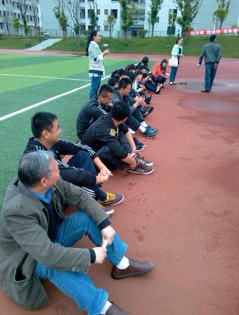 部份學校的老師在操場靜坐。（目擊者提供）