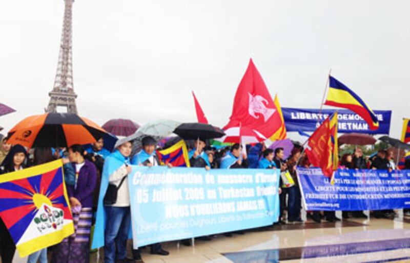 پارىژ شەھىرىدىكى ئۇيغۇرلارنىڭ ئېفىر مۇنارى يېنىدىكى چوڭ مەيداندا خىتايغا قارشى نامايىش قىلىۋاتقان كۆرۈنۈشى. 2012-يىلى 13-ئۆكتەبىر، فرانسىيە.