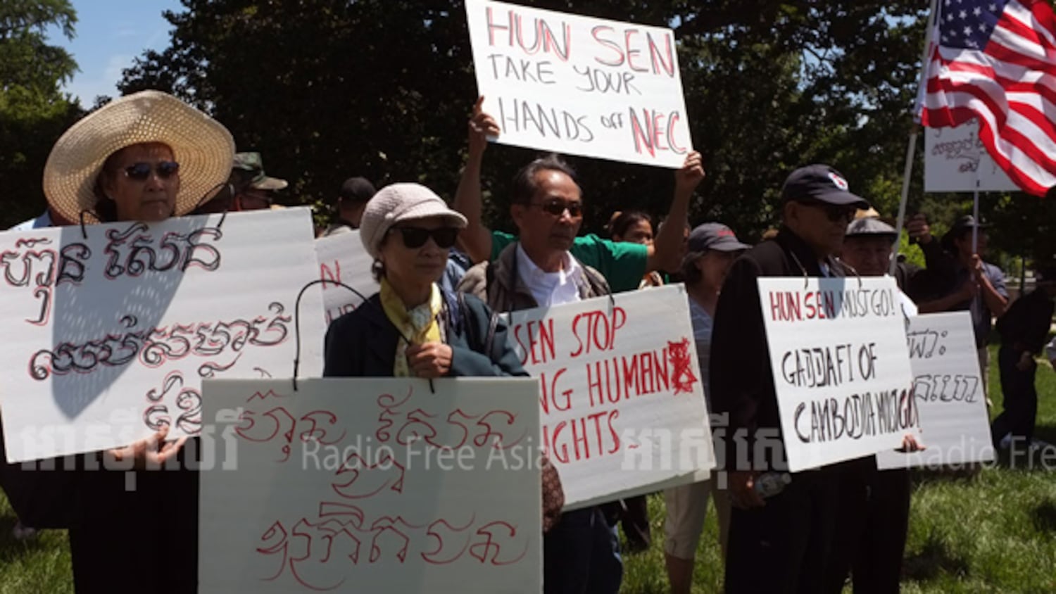 ពលរដ្ឋ​ខ្មែរ-​អាមេរិកាំង ធ្វើ​បាតុកម្ម​នៅ​មុខ​រដ្ឋ​សភា​សហរដ្ឋ​អាមេរិក ក្នុង​រដ្ឋ​ធានី​វ៉ាស៊ីនតុន ទាមទារ​ឲ្យ​ ​រដ្ឋាភិបាល​អាមេរិក ដាក់​ទណ្ឌកម្ម​ផ្នែក​សេដ្ឋកិច្ច និង​ការទូត​ទៅ​លើ​រដ្ឋាភិបាល​លោក​នាយករដ្ឋមន្ត្រី ហ៊ុន សែន នៅ​ថ្ងៃ​ទី​១០ ខែ​មិថុនា ឆ្នាំ​២០១៦។ 