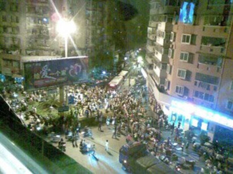 图片: 民众在一个三岔路口聚集抗议。 (中国茉莉花革命网)