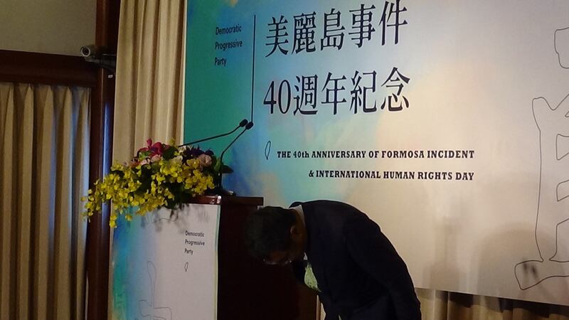 民进党主席卓荣泰鞠躬向美丽岛政治受难者表达敬意。（记者夏小华摄）