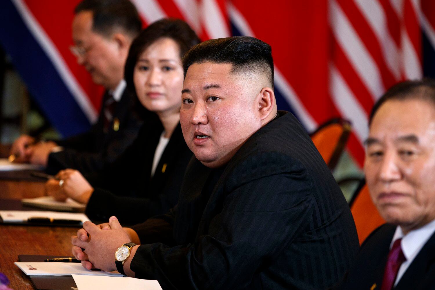 2019년 2월 28일 김정은 북한 총비서가 하노이에서 도널드 트럼프 대통령과 만나 대화를 나누고 있다.