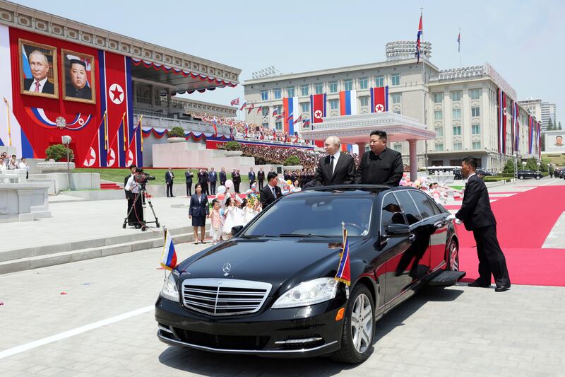 2024-06-19T061049Z_143661671_RC25E8AJHERY_RTRMADP_3_NORTHKOREA-RUSSIA.JPG