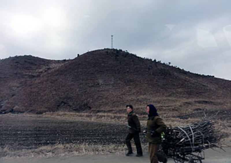 圖片12:記者最後取到新義州離開北韓。新義州位處中朝邊境鴨綠江,這裡的人民生活仍然停留在舊時代,農業主要以人手和牛耕作業,糧食產出率非常低,人民長期處於半飢餓狀態。