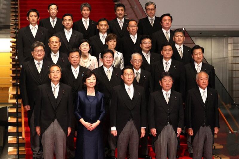 岸田文雄的内阁充满“岸田色彩”,20名阁员中有13位首度入阁,3位是新生代国会议员。外务大臣茂木敏充与防卫大臣岸信夫留任,并新设“经济安全保障担当大臣”。(法新社)