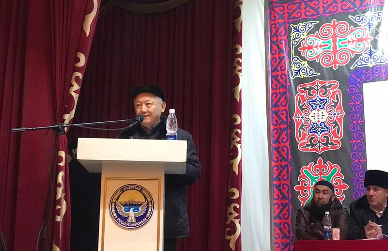 قىرغىزىستان ئۇيغۇرلىرى «ئىتتىپاق» جەمئىيىتىنىڭ 11-قۇرۇلتىيىدا ئىتتىپاق جەمئىيىتىنىڭ سابىق رەئىسى دىلمۇرات ئاكبەروف ئەپەندى سۆزلىمەكتە. 2025-يىلى 12-يانۋار، بىشكەك.