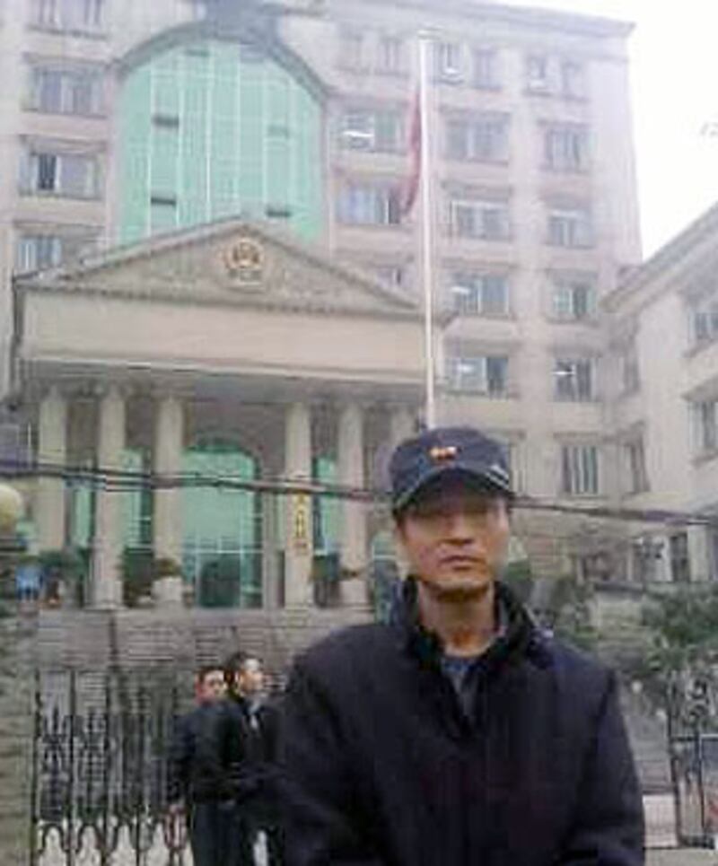 重慶網民方洪聽完宣判後,從埑江縣法院走出來。(照片來自黃成城微博)