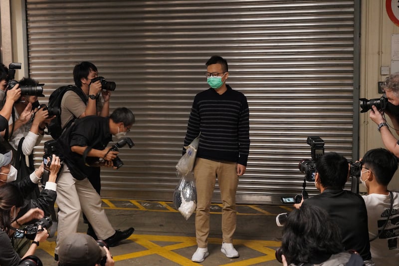 現場有數十名記者及前《立場新聞》員工在場等待，林紹桐多度停步，以方便傳媒拍攝。（石頭 攝）