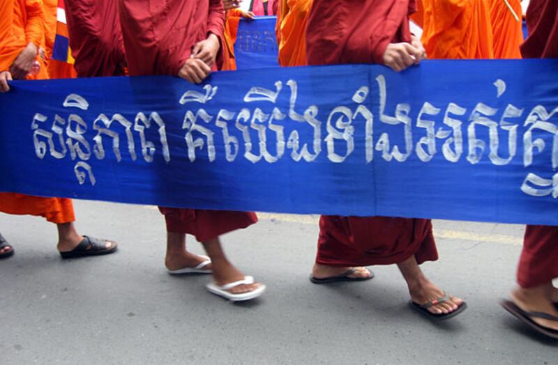 ព្រះសង្ឃ​ធ្វើ​ធម្មយាត្រា​ដើម្បី​សន្តិភាព​នៅ​រាជធានី​ភ្នំពេញ កាល​ពី​រសៀល​ថ្ងៃ​ទី​១៤ កញ្ញា ឆ្នាំ​២០១៣។