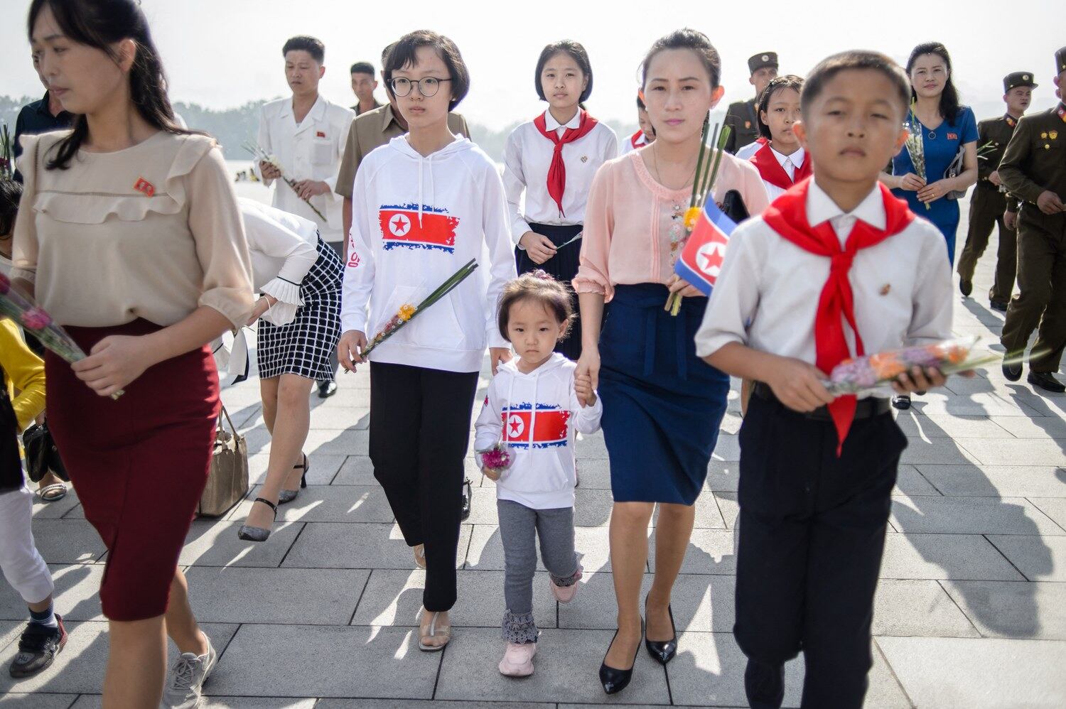 지난 9일 공화국창건 74주년을 맞아 평양 만수산에 있는 김일성 주석과 김정일 국방위원장의 동상 앞에서 사람들이 조의를 표하고 있다.