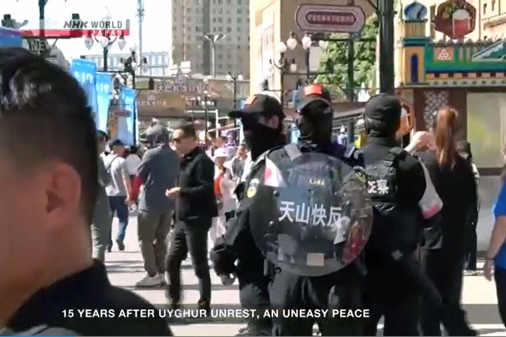 ئۈرۈمچىدە كوچا چارلاۋاتقان ساقچىلار.