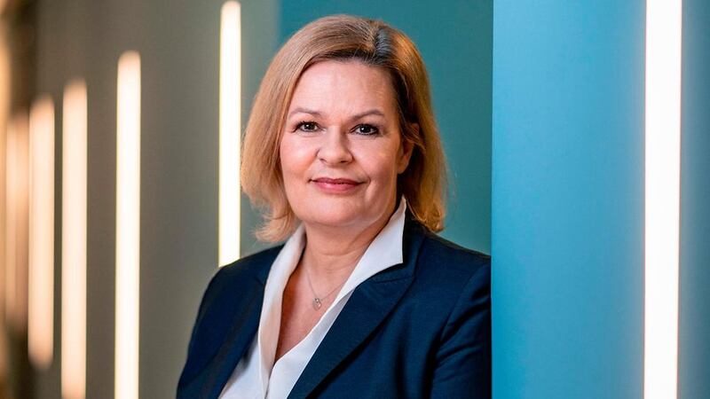 德國聯邦內政部長費澤爾（Nancy Faeser）周四（11日）證實，德國將於2029年底前將所有華為及中興的5G網絡設備驅離德國。（德國聯邦政府官網圖片）