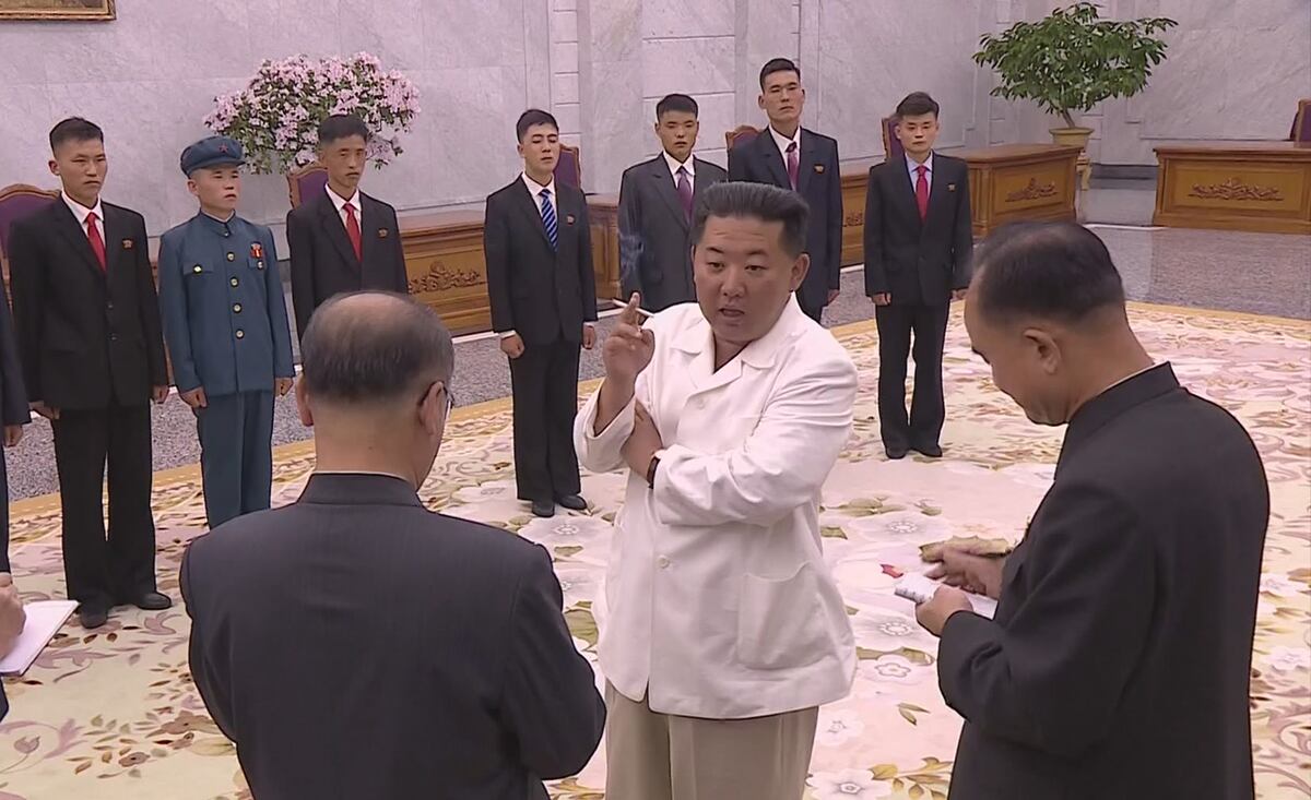 북한 김정은 국무위원장이 어렵고 힘든 험지로 자원한 청년들을 만나 격려하고 기념사진을 촬영했다고 조선중앙TV가 지난달 31일 보도했다. 김 위원장이 담배를 피우며 간부들과 대화하고 있다.