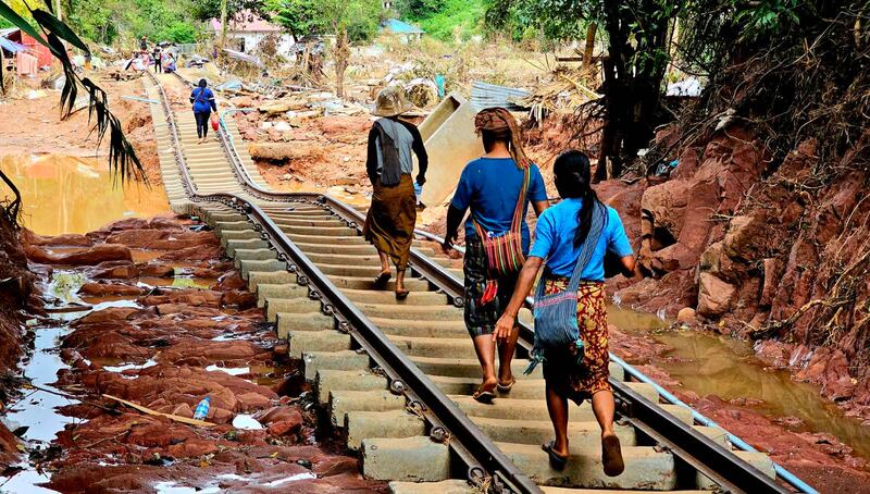 ၂၀၂၄ ခုနှစ် စက်တင်ဘာလ ၂၄ ရက်နေ့က သာစည်-ညောင်ရွှေ မီးရထားလမ်းပိုင်းတွင် ရေကြီးရေလျှံတာကြောင့် ကလောဘူတာနှင့် မြင်းဒိုက်ဘူတာကြား ပျက်စီးနေသည့် ရထားလမ်းအားတွေ့ရစဉ်။ (Photo : RFA)