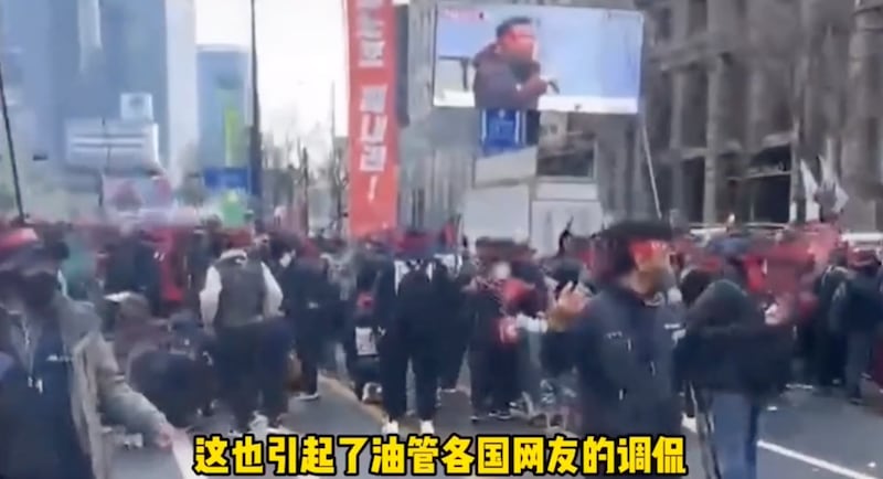 原報道中建設工會的抗議畫面與短視頻中的畫面對比