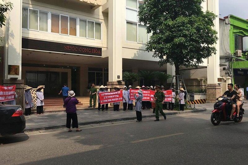 Các nữ tu Dòng Thánh Phao Lồ Hà Nội vào hôm 9 và 10 tháng 5 năm 2018 tiến hành diễu hành mang theo biểu ngữ đến trước trụ sở UBND quận Hoàn Kiếm và UBND phường Trần Hưng Đạo Hà Nội để yêu cầu ngưng thi công trên khu đất của Nhà Dòng bị giao cho đơn vị tư nhân.