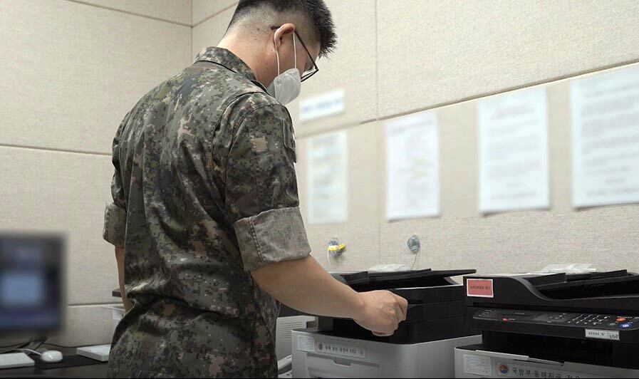사진은 남북 간 통신연락선이 복원된 지난달 27일 군 관계자가 서해지구 군 통신선을 활용해 시험 팩스를 발송하는 모습.