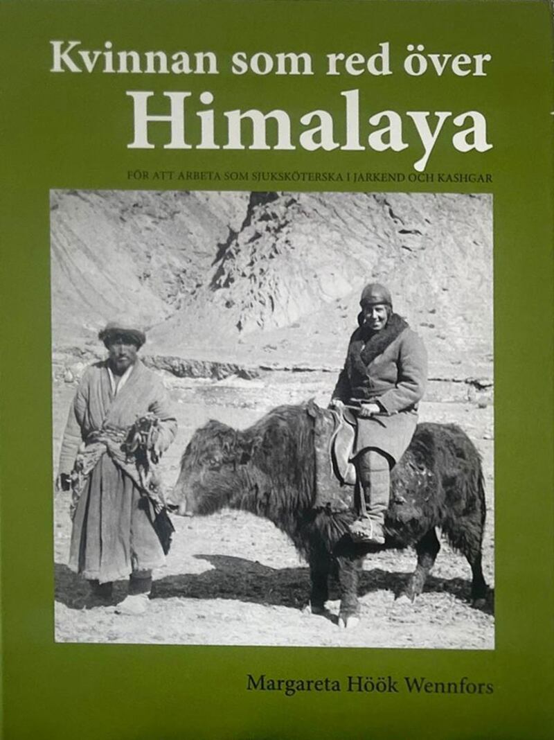 شىۋېتسىيەدە ياشاۋاتقان مارگارېتا ۋېنفورس ھۆگ (Margareta Wennfors Höök) يازغان «ھىمالايا تېغىدىن كېسىپ ئۆتكەن ئايال» دېگەن كىتابنىڭ مۇقاۋىسى