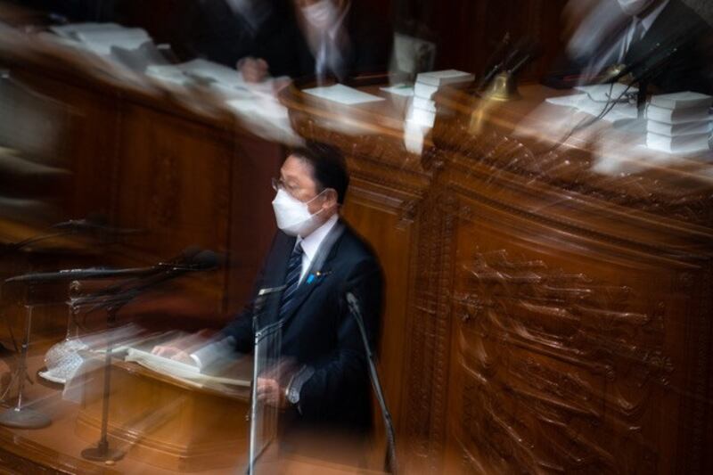 岸田文雄1月17日在国会的首次施政报告提到期盼与中国建立“安定的”关系。(法新社)