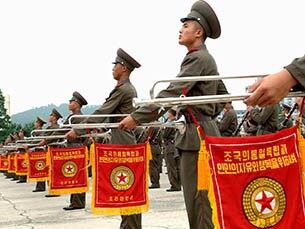 인민군 종합군악대가 정전 60주년을 맞아 22일 평양에서 시위행진을 벌였다고 조선중앙통신이 이날 촬영, 보도했다. 군악대는 만수대언덕에 있는 김일성·김정일 동상 앞에서 시작해 천리마동상, 개선문을 지나 4·25문화회관 광장까지 행진했다.
