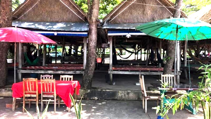 Empty_kiosks_in_Kep_affected_by_beach_filling_092121_by_villager.jpg