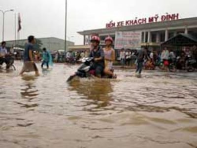 Ngập nước sau cơn mưa ở bến xe Mỹ Đình - Hà Nội, ảnh chụp năm 2010. Photo courtesy of VietNamNet