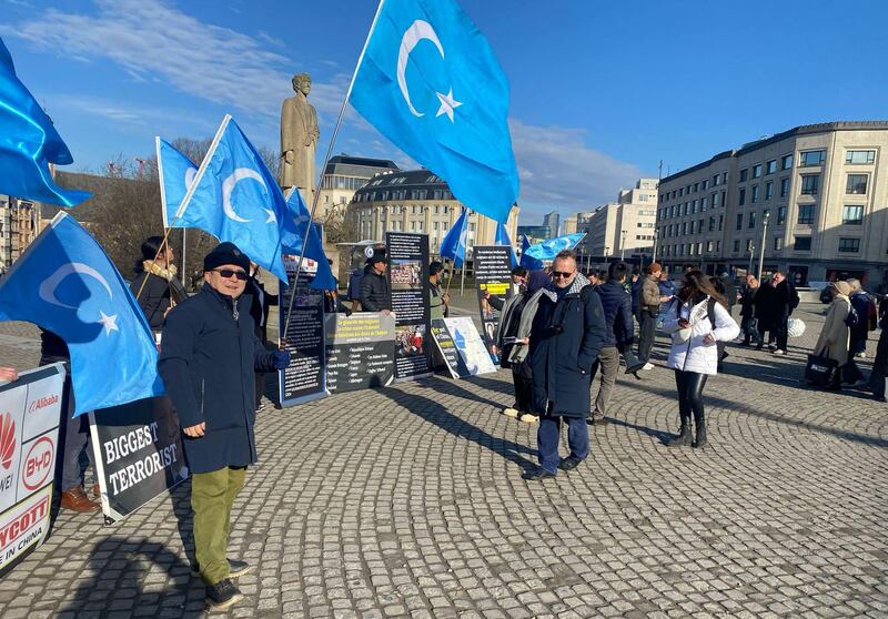 غۇلجا قىرغىنچىلىقى ۋە ئۇيغۇر ئىرقىي قىرغىنچىلىقىنى تونۇشتۇرۇش ئۈچۈن ئۆتكۈزۈلگەن نامايىشتىن بىر كۆرۈنۈش. 2025-يىلى 8-فېۋرال، بىريۇسسېل.