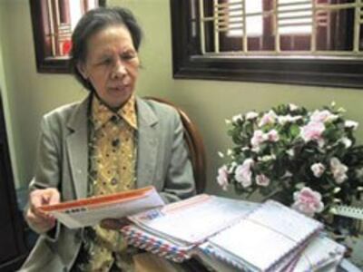 Bà Lê Hiền Đức với những đơn thư khiếu nại bất công của người dân và lên tiếng tranh đấu cho họ. AFP photo