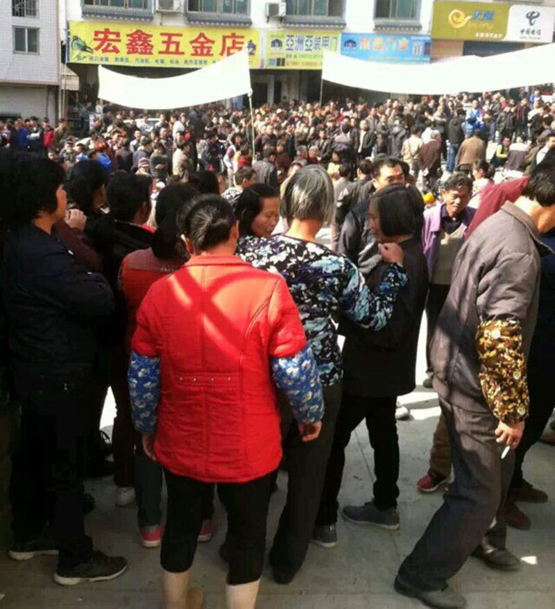 來自廣西梧州羅應村和下漂村的遊行示威的村民約有兩千人。（目擊者攝）