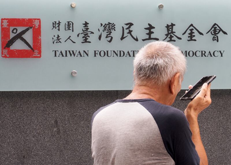 2020年7月1日，在台港人黃先生前往「台港服務交流辦公室」尋求長期居留協助。（鍾廣政 攝） 