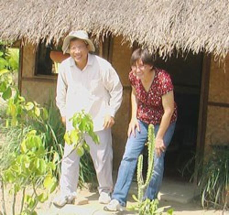 Ông Bình cùng vợ là Elizabeth tại Mái ấm. RFA PHOTO.