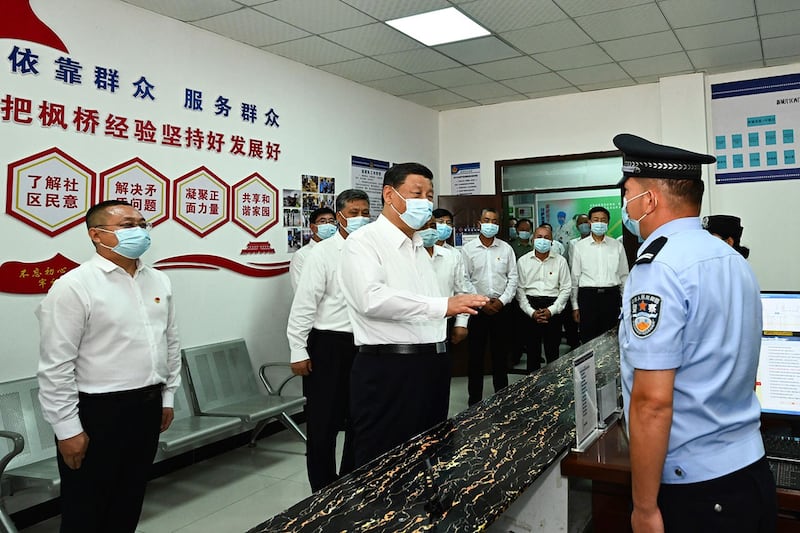 2022年7月14日,习近平在新疆维吾尔自治区吐鲁番当地村庄视察公安局。(Xinhua via AP)