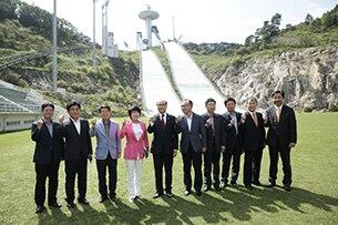 지난 15일 정연만 환경부 차관이 강원도 평창에서 열리는 제12차 생물다양성협약 당사국총회 행사장인 알펜시아를 찾아 최종 시설 점검한 후 기념촬영을 하고 있다. 