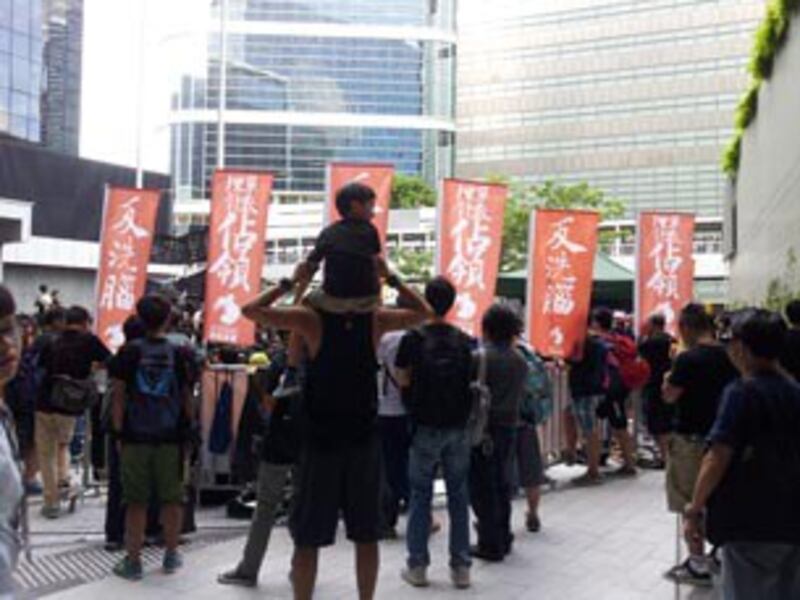 图片：不少父母带着孩子到政府总部参加反国民教育集会 (心语摄)