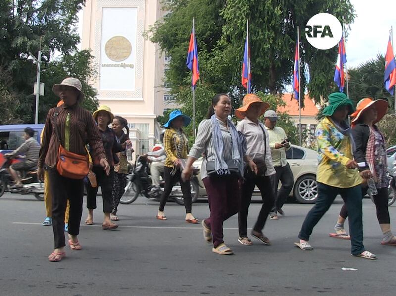 ពលរដ្ឋរស់នៅបណ្ដោយផ្លូវរថភ្លើងដើរចេញពីសាលារាជធានីភ្នំពេញ បន្ទាប់ពីចូលជួបមន្ត្រីសាលារាជធានីភ្នំពេញសួរអំពីដំណោះស្រាយផលប៉ះពាល់ផ្លូវរថភ្លើង នៅថ្ងៃទី២៦ ខែមករា ឆ្នាំ២០១៧។ RFA/Rann Samnang