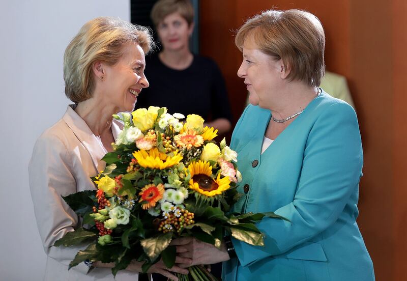 2015年7月17日，德国总理默克尔（右）祝贺冯德莱恩（Ursula von der Leyen）当选为欧盟委员会女主席。（美联社）