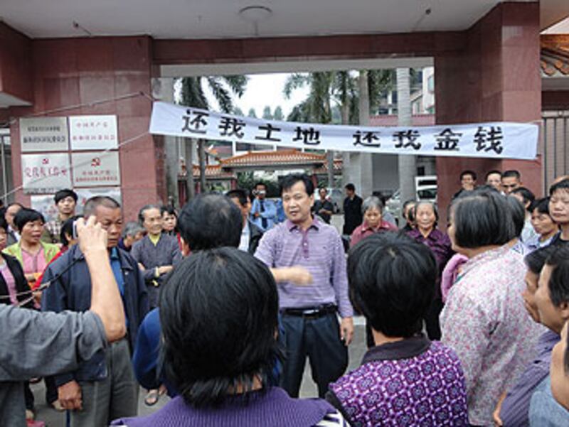 2012年11月21日，約200名東莞新和社的村民，手持“還我土地，還我金錢”的橫幅到村委會抗議。（村民提供）