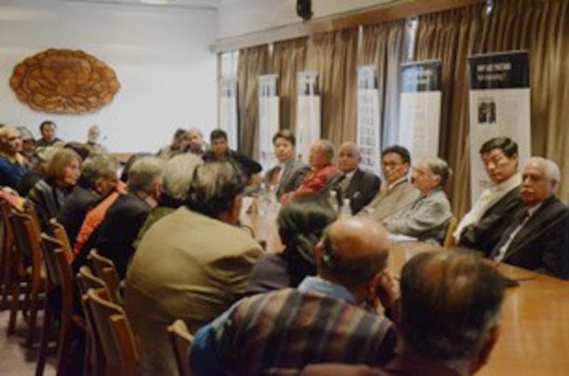 图片： 洛桑森格和格尔登仁波切与印度知名政要就西藏局势展开讨论。 （记者丹珍拍摄）