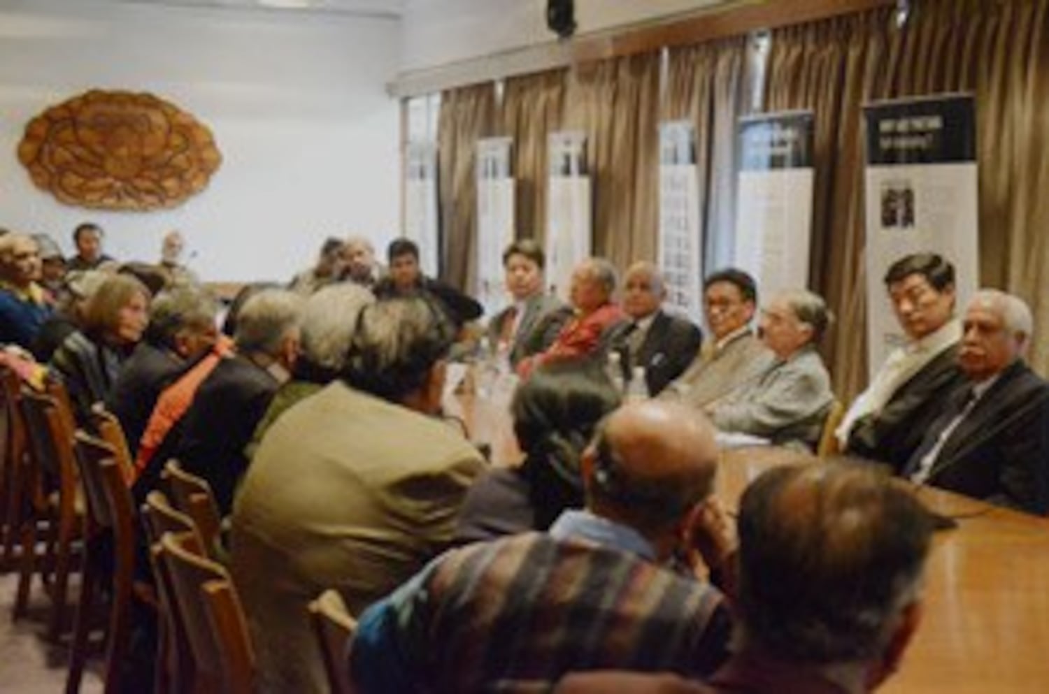 图片： 洛桑森格和格尔登仁波切与印度知名政要就西藏局势展开讨论。 （记者丹珍拍摄）