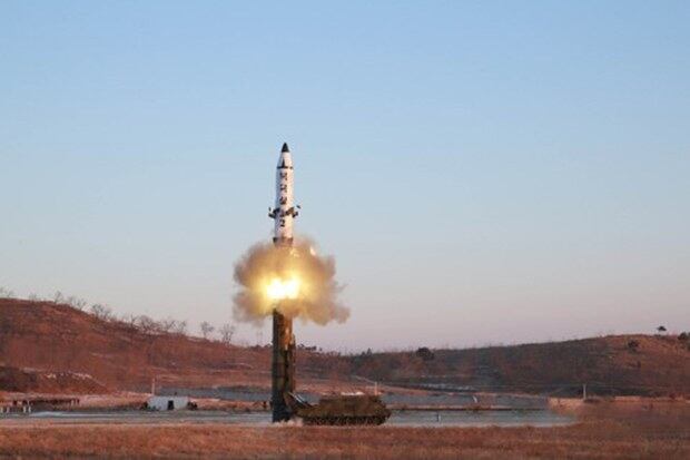 사진은 지난 2월 조선중앙통신이 보도한 북한의 신형 중장거리 전략탄도미사일(IRBM)인 '북극성 2형' 시험발사 장면. 
