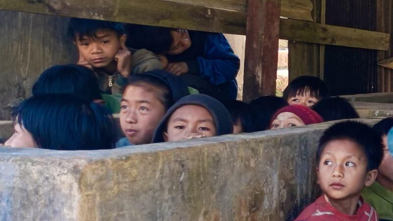 ရှမ်းပြည်နယ်၊ ဖယ်ခုံမြို့နယ် လအိကျေးရွာအနီးတွင် စစ်တိုက်လေယာဉ်တစ်စီး ပျံဝဲနေချိန် ပုန်းရှောင်နေကြသည့် ကလေးတချို့အား ၂၀၂၃ ခုနှစ် ဇန်နဝါရီလ ၁၀ ရက်နေ့ကတွေ့ရစဉ်။ (Photo: Union of Karenni State Youth)