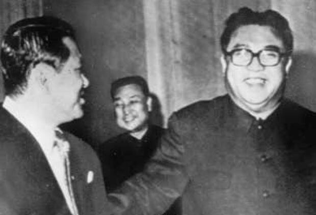 1972년 7월 남측 특사 이후락 중앙정보부장을 안내하는 김일성(우) 주석.