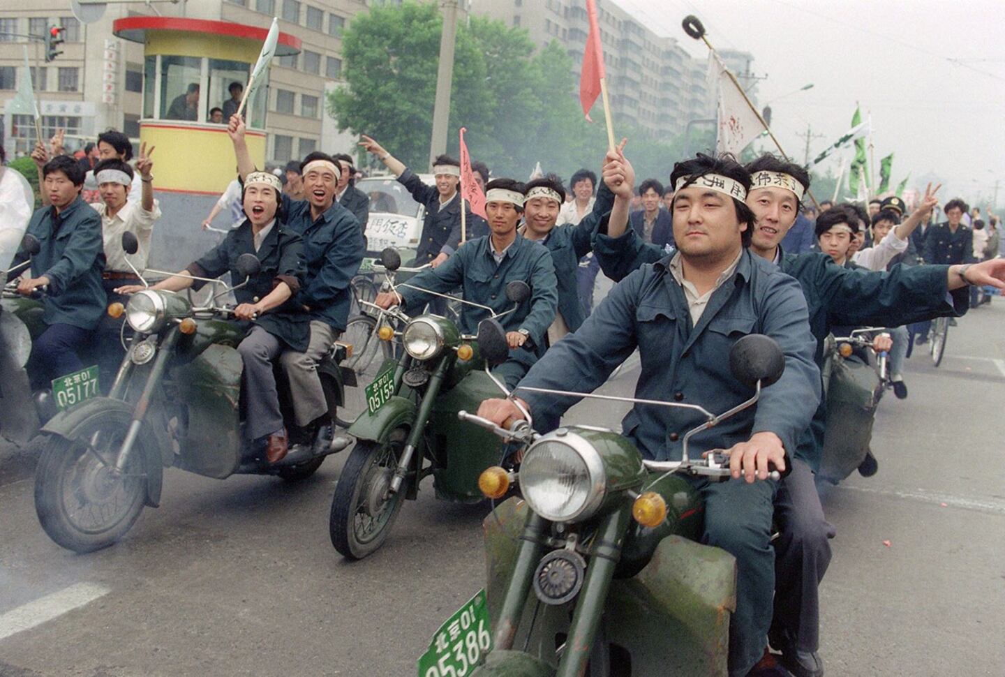 1989年5月18日，以个体户为主的北京民众组成摩托车队声援绝食学生。北京戒严后，摩托车队称为飞虎队，四处传播军队进城消息，呼吁民众前往拦阻。其成员很多在六四后被判重刑。（法新社）